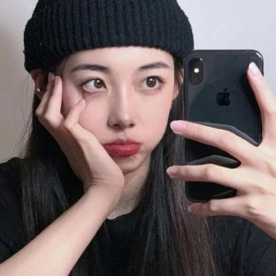 随盲柳入眠的女人